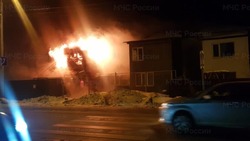 Огонь охватил жилой дом в Южно-Сахалинске вечером 1 февраля
