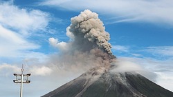 Появилось фото мощного пеплового выброса вулкана Эбеко 