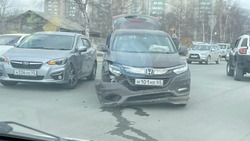 Subaru Impreza и Honda Vezel не поделили дорогу в Южно-Сахалинске