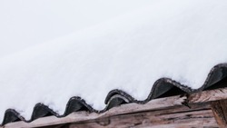 Следком проверит информацию о падении наледи с крыши на жительницу Южно-Сахалинска