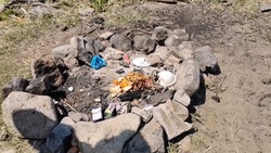 Горы мусора и остатки костра оставили отдыхающие на берегу Южных Курил