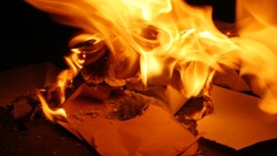 Пожарные потушили горящие документы в здании офиса в Смирных