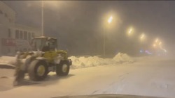 Почти 40 единиц техники направили на ночную расчистку Южно-Сахалинска от снега