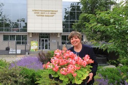 2 тысячи цветов украсили сквер музея книги в Южно-Сахалинске