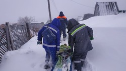 Мужчину с инсультом везли к врачам на снегоболотоходе в разгар циклона на Сахалине