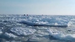 «Бежим, как крысы с корабля»: в центре Сахалина откололась льдина с рыбаками