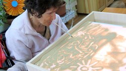 Сахалинцы в доме для престарелых рисуют картины песком и забавляются в «Джангл» (ФОТО, ВИДЕО)