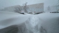 Сугробы выше человеческого роста: фоторепортаж из снежной столицы Сахалинской области