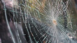 Мужчина разбил окно на даче друга в Троицком, чтобы попасть в гости
