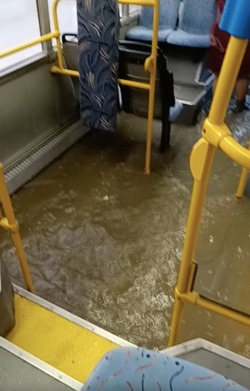 Автобусы в Южно-Сахалинске затопило из-за сильного ливня утром 6 октября