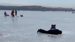 «Че пацаны, рыба есть?»: сахалинец снял на видео лежащих на льду рыбаков