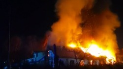 Очевидцы опубликовали кадры с места пожара в жилом доме в Южно-Сахалинске 