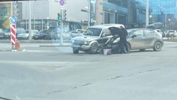 Три автомобиля столкнулись на перекрестке в Южно-Сахалинске