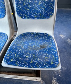 Грязь в салоне пассажирского автобуса возмутила жительницу Южно-Сахалинска