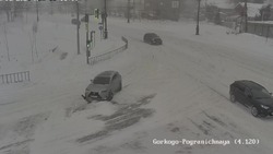 Водитель Lexus снес столбик и покинул место ДТП в Южно-Сахалинске