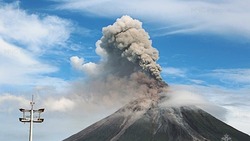 Группа оперативного реагирования зафиксировала пепловый выброс на вулкане Эбеко