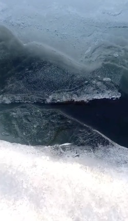 «Бесстрашные рыбаки»: сахалинцы вышли на тонкий лед в Корсаковском районе 