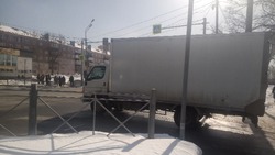 Житель Сахалина пожаловался на припаркованный на пешеходном переходе грузовик