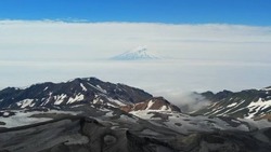 Выброс пепла на вулкане Эбеко сняли с высоты птичьего полета