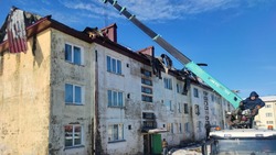 Пострадавшую от пожара крышу дома в Смирных восстановят в течение месяца
