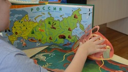 Детям с плохим зрением подарили специализированные книги в Южно-Сахалинске 