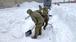 Военнослужащие помогают в ликвидации последствий циклона на Сахалине