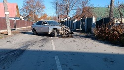 Автомобиль протаранил забор частного дома в Южно-Сахалинске