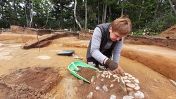 Сахалинские археологи нашли голубую стеклянную бусину айнов на месте будущей базы отдыха
