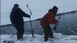 «Машите веслами!»: четверо рыбаков застряли на льдине в Сахалинской области