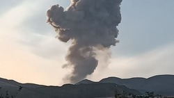 Вулкан Эбеко выбросил пепел на высоту четыре километра