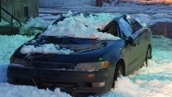 Снег с крыши дома пробил «Тойоту» в Охе