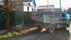 Жители Корсакова разгрузили 3 тонны угля для жены мобилизованного сахалинца 