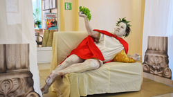 Год театра в Поронайске: живые статуи-музы, утомленный Дионис, Медвежонок и баронессы