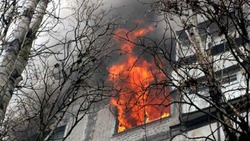 Пожарные потушили горящий мусор в расселенном доме в Охе 
