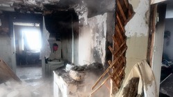 Шесть человек тушили горящий жилой дом в Смирных
