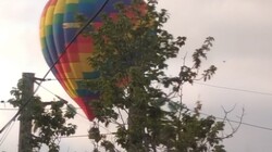 Яркий воздушный шар пролетел в небе над столицей Сахалина