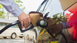 Цена за литр бензина упала на 17 рублей на популярной АЗС в Южно-Сахалинске