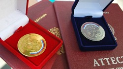 Минпросвещения РФ вернуло в школы серебряные медали: условия получения награды 