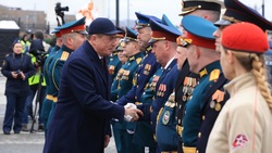 Военный парад на Сахалине собрал несколько тысяч зрителей