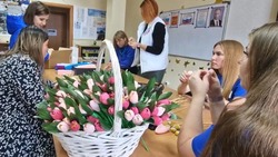 Более 500 «конфетных цветов» ко Дню матери изготовили активисты «Молодой Гвардии»