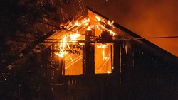 Заброшенный дом загорелся в селе на юге Сахалина