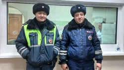 Бежали 4 километра: сотрудники ГИБДД Сахалина вывели автоколонну из метели 