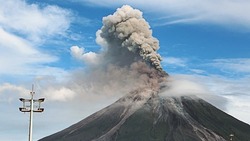 МЧС зафиксировало пепловый выброс на вулкане Эбеко днем 8 февраля