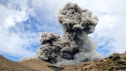 Ученые назвали редким явлением одновременное извержение трех вулканов на Курилах