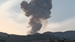 МЧС зафиксировало извержение вулкана Эбеко на высоту до 3 км на Курилах 14 августа