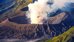 Два выброса пепла зафиксировали на вулкане Эбеко за два часа 13 июля