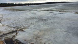 Тонкий лед помешал водолазам найти тело погибшего рыбака на Буссе