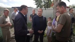 Дмитрий Медведев осмотрел пострадавшие от стихии дворы в Южно-Сахалинске