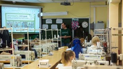 Студентки Сахалинского техникума сервиса сшили экошоперы для школьников