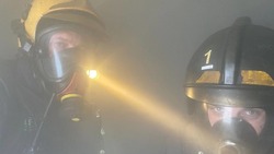 Пожарные потушили горящую бытовку в Южно-Сахалинске ночью 21 октября